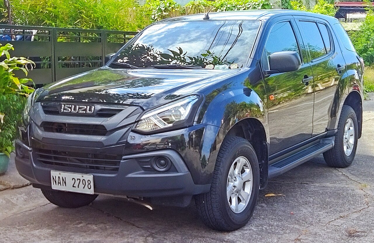 Isuzu MU-X — front three-quarter exterior view