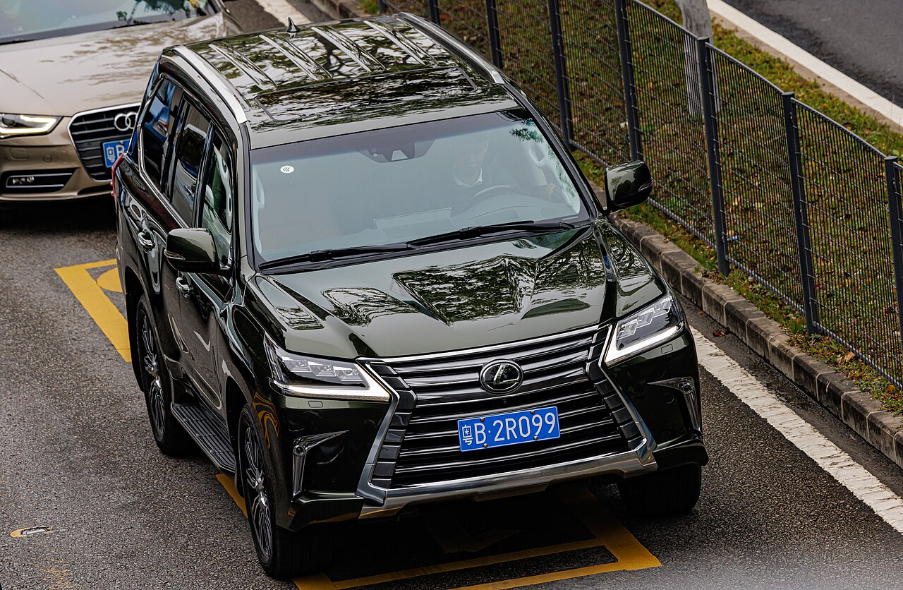 Lexus LX 570 — exterior view
