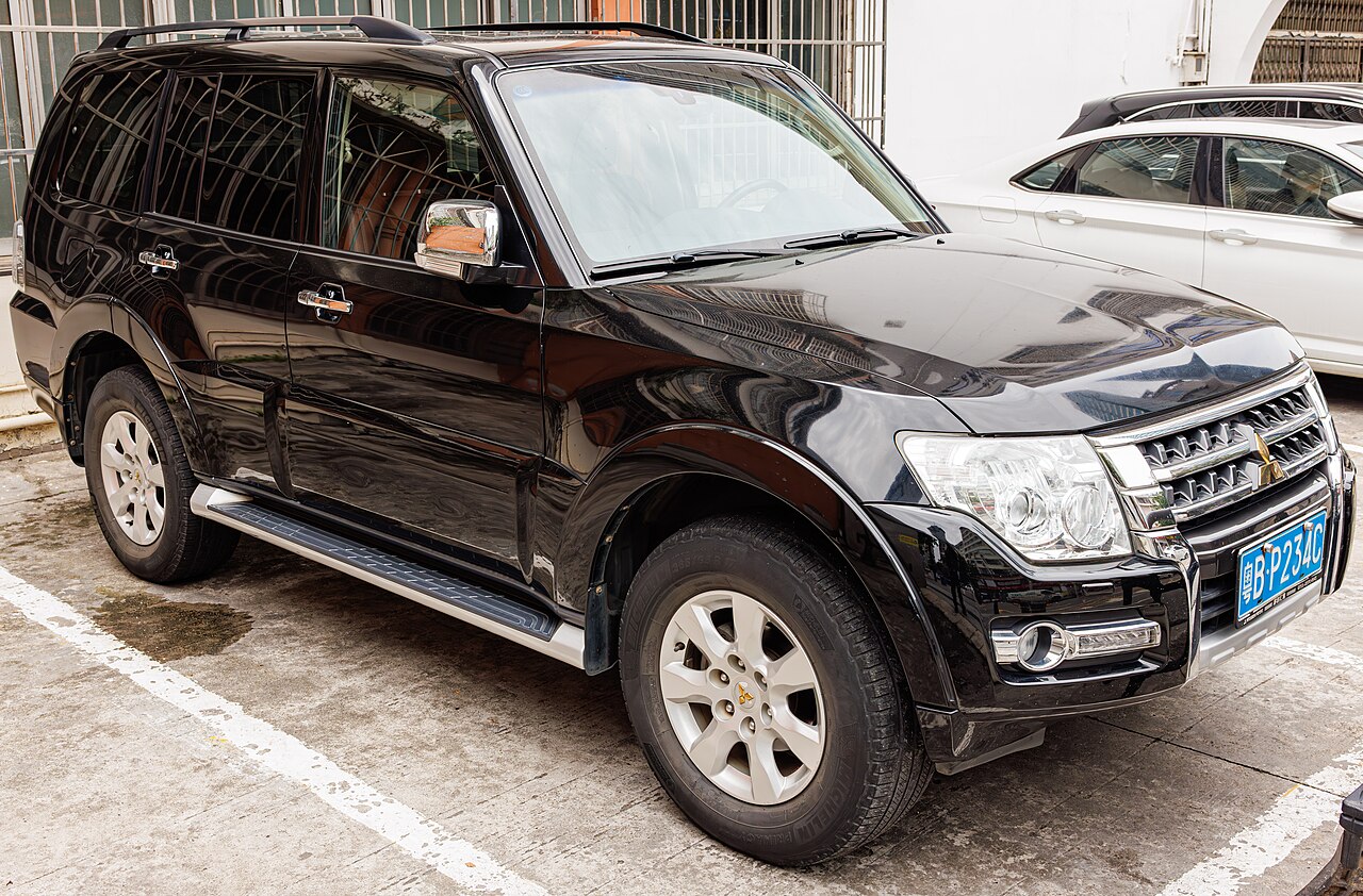 Mitsubishi Pajero — exterior view