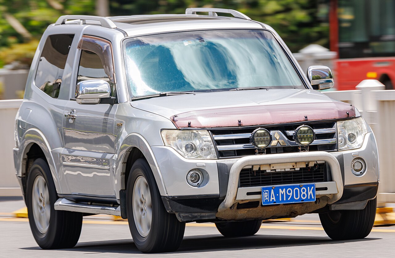 Mitsubishi Pajero — exterior view