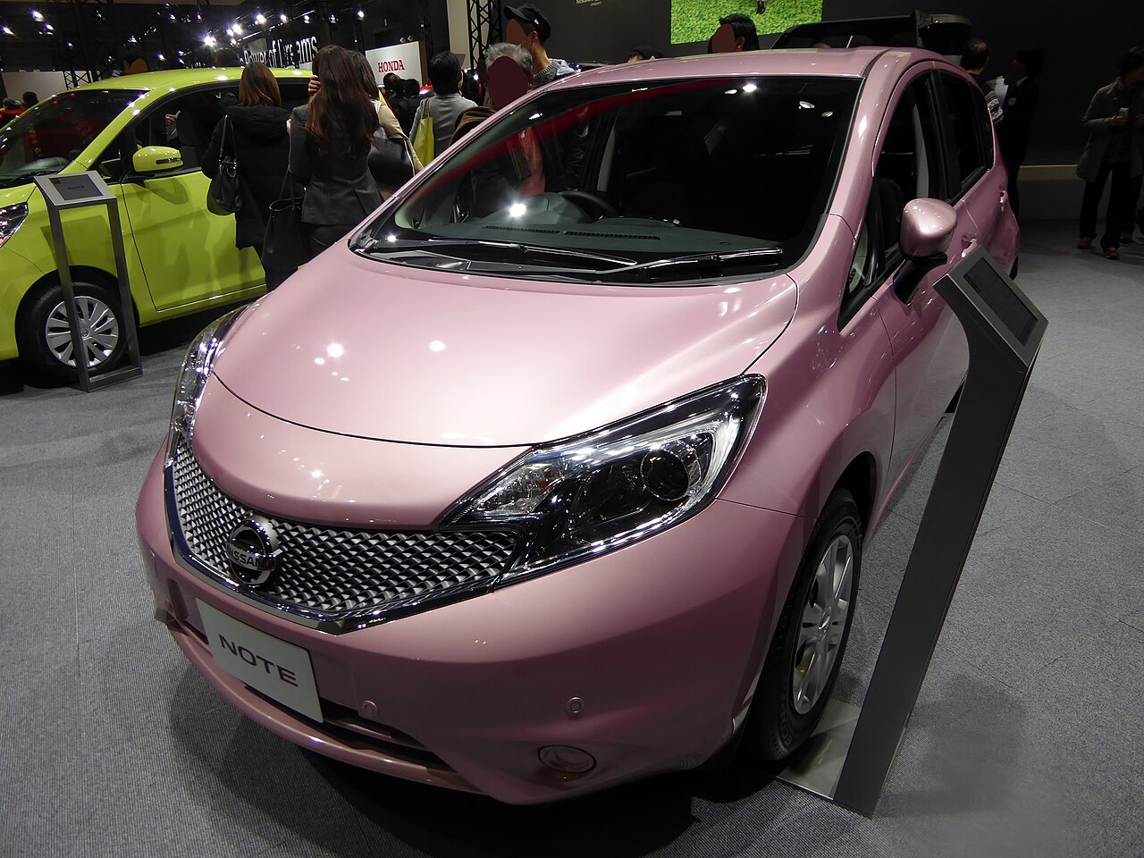 Nissan Note — exterior view