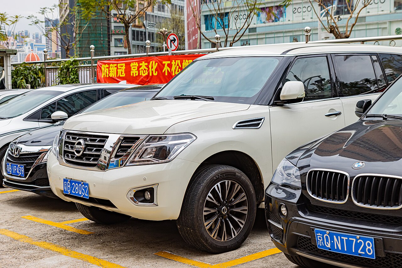 Nissan Patrol — exterior view