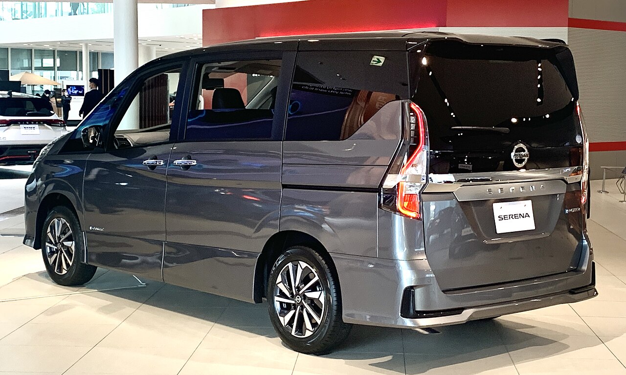 Nissan Serena — rear three-quarter view