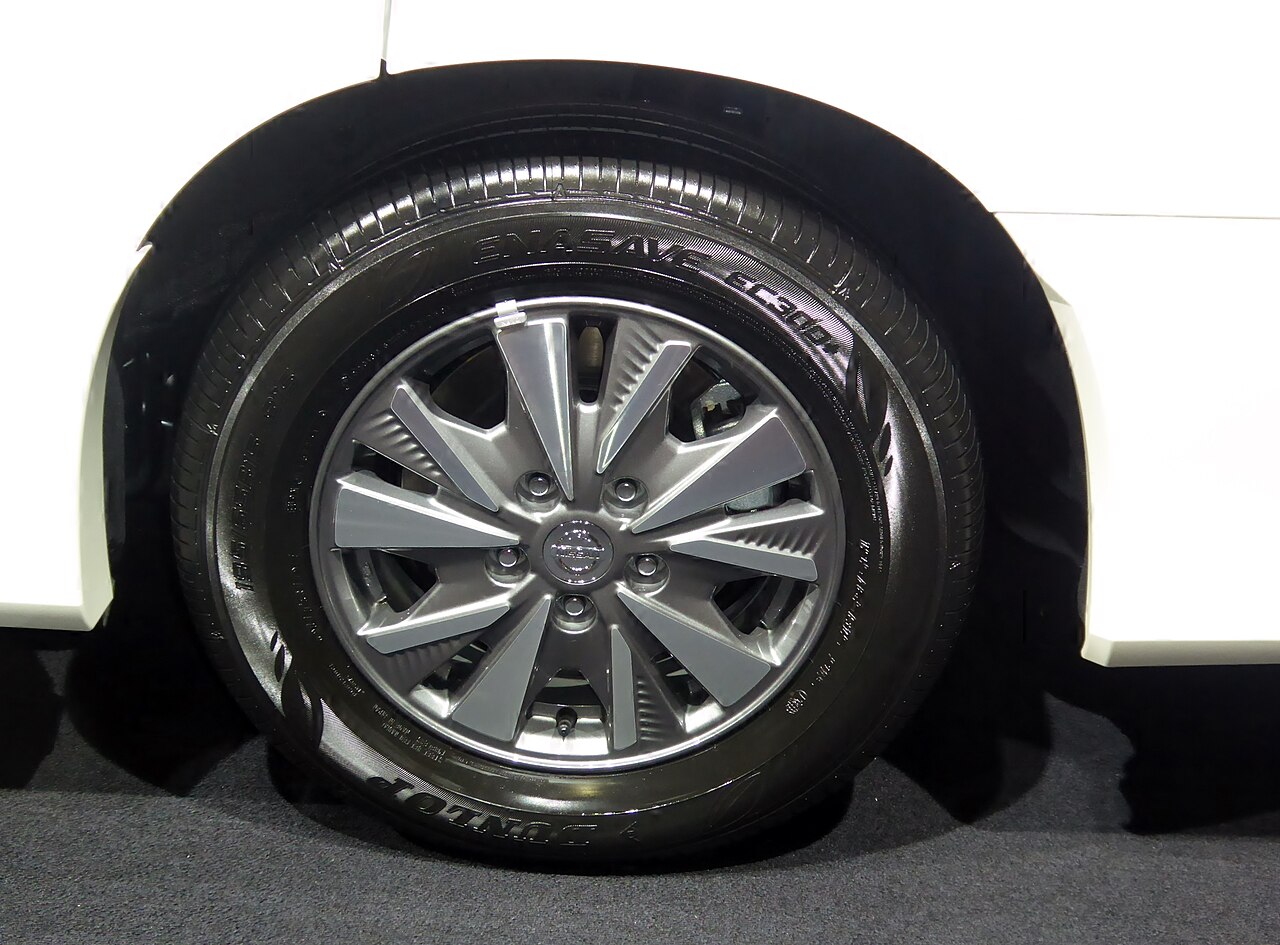 Nissan Serena — exterior view