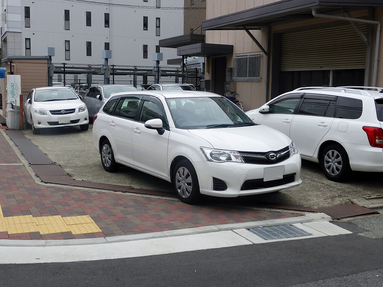 Toyota Corolla Fielder — front three-quarter exterior view