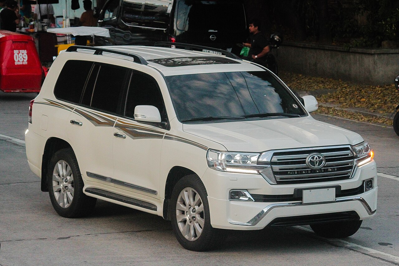 2018 Toyota Land Cruiser V8 ZX — front three-quarter exterior view