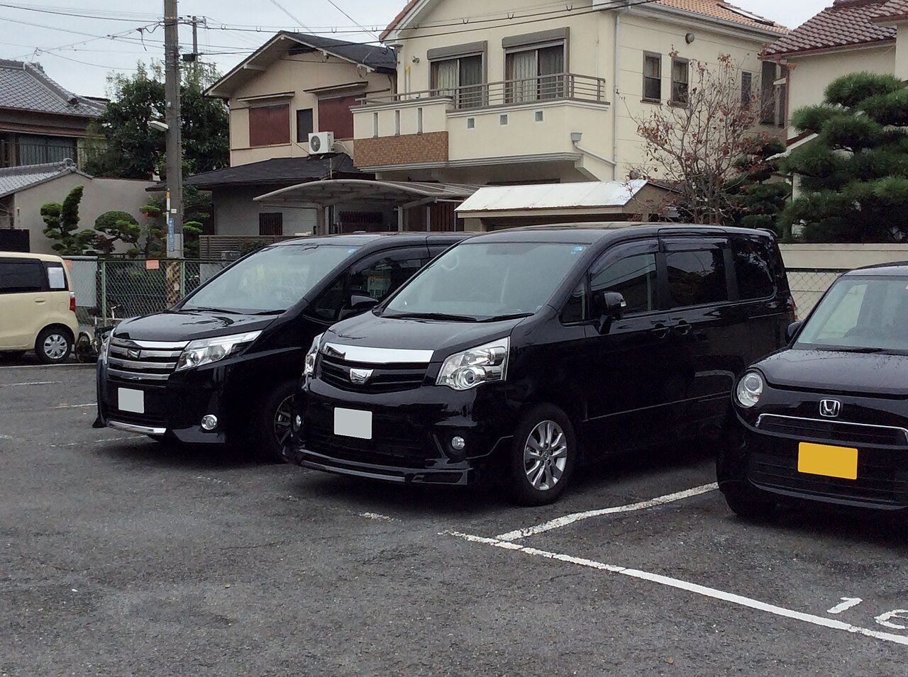 Toyota Noah — front three-quarter exterior view