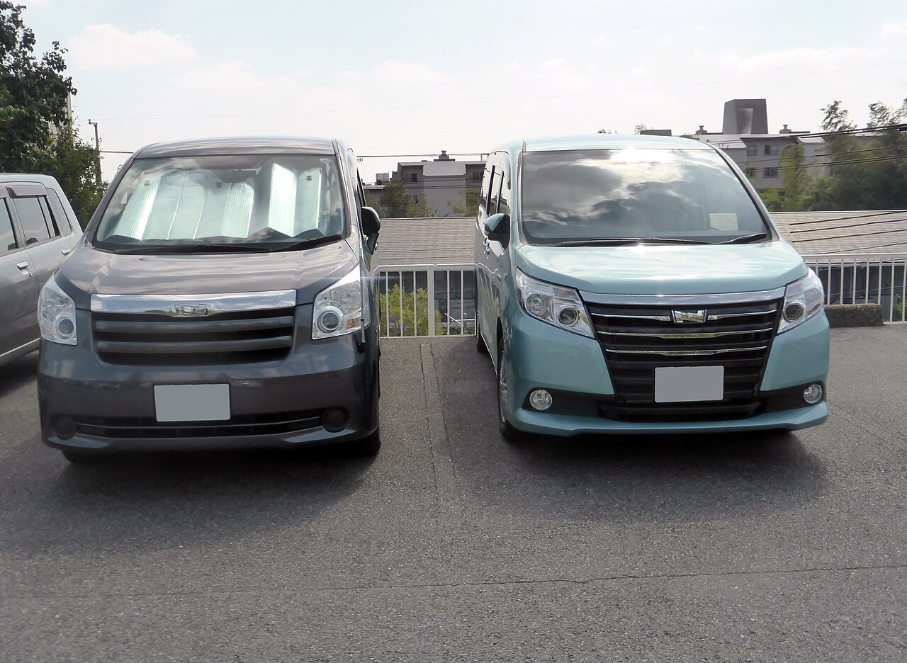 Toyota Noah — front three-quarter exterior view