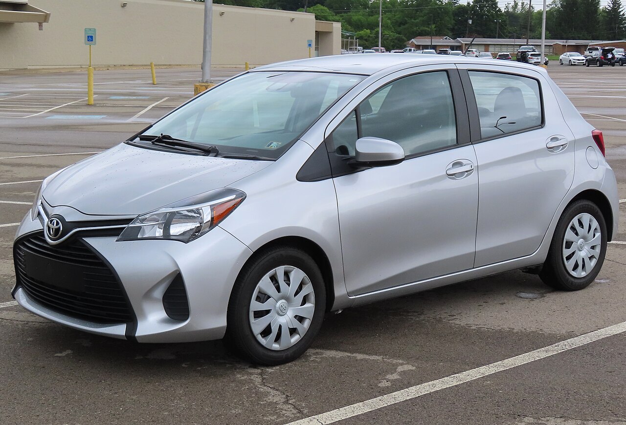 Toyota Vitz — front three-quarter exterior view